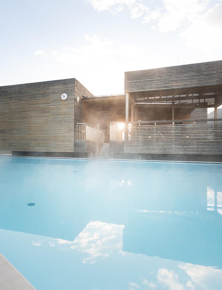 Sauna Bereich mit Pool Außen im Tauern Spa in Kaprun